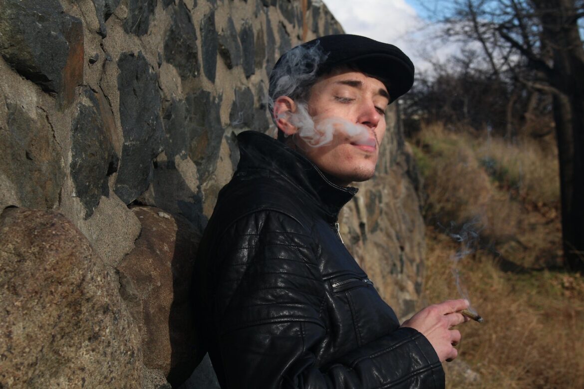 Man-rookt-cannabis